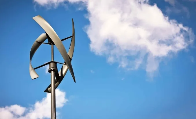 Éolienne verticale à pales hélicoïdales sur fond de ciel bleu