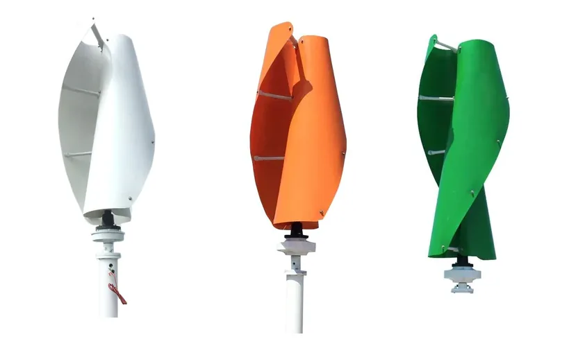 Trois éoliennes verticales hélicoïdales : blanche, orange et verte
