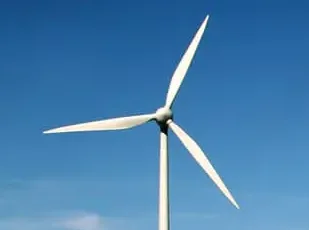 Éolienne horizontale à trois pales sur fond de ciel bleu