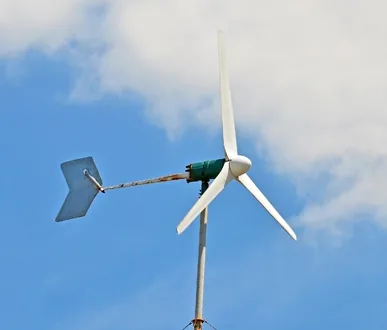 Éolienne horizontale à trois pales sur fond de ciel bleu